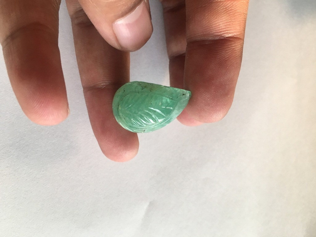 Natural Emerald Carving huge single piece rare 32 carats beautiful color and carving 24x16mm emerald pendant supply