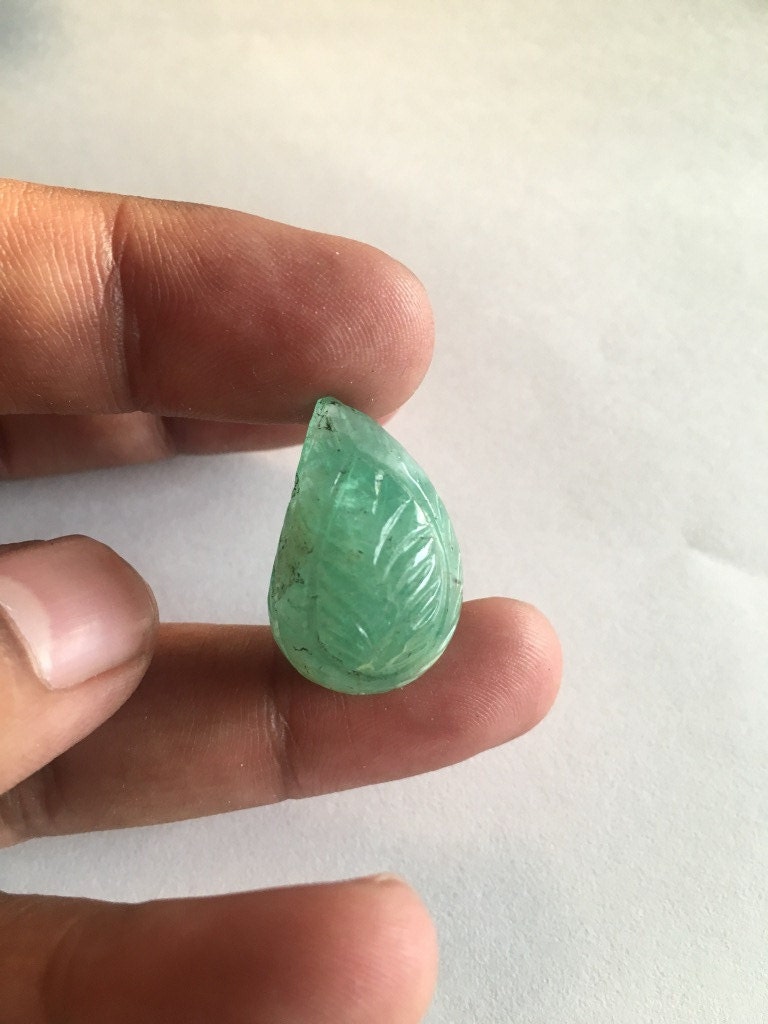 Natural Emerald Carving huge single piece rare 32 carats beautiful color and carving 24x16mm emerald pendant supply