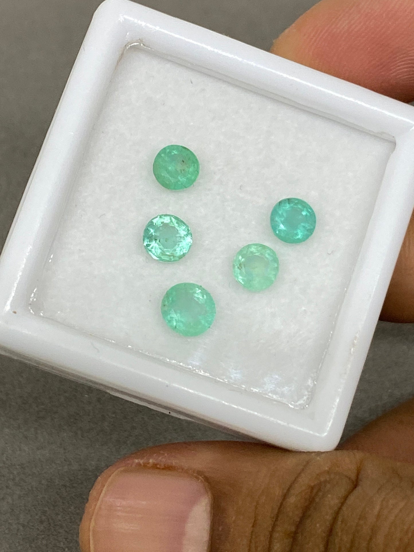 Natural Emerald round cutstones big size  weight 4.5 carats size 5.4-6.4mm natural emerald supplies gems