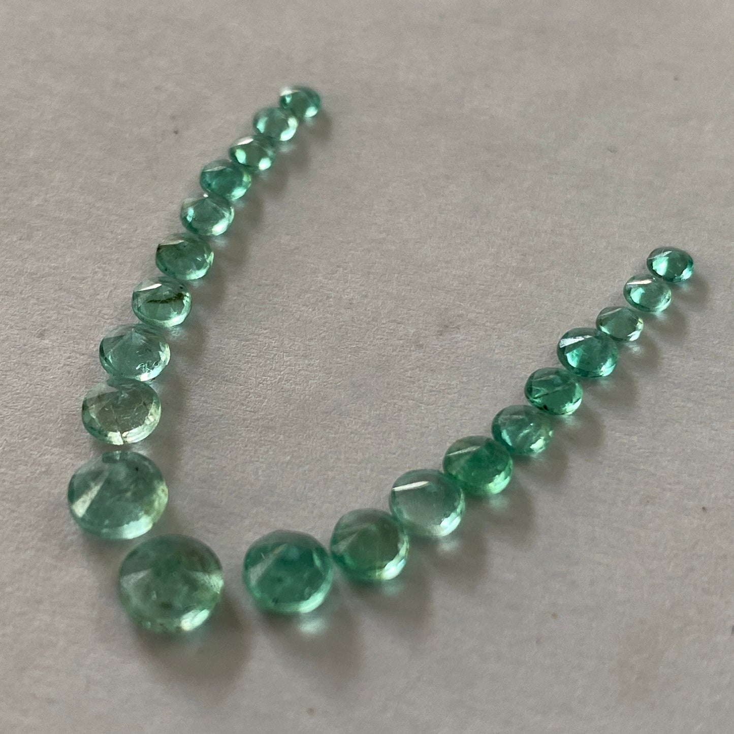 Natural Zambia mines small emerald round cut stones necklace supply pcs 21 weight 3.70 carats size 2.6mm-5mm emerald oval cut stones