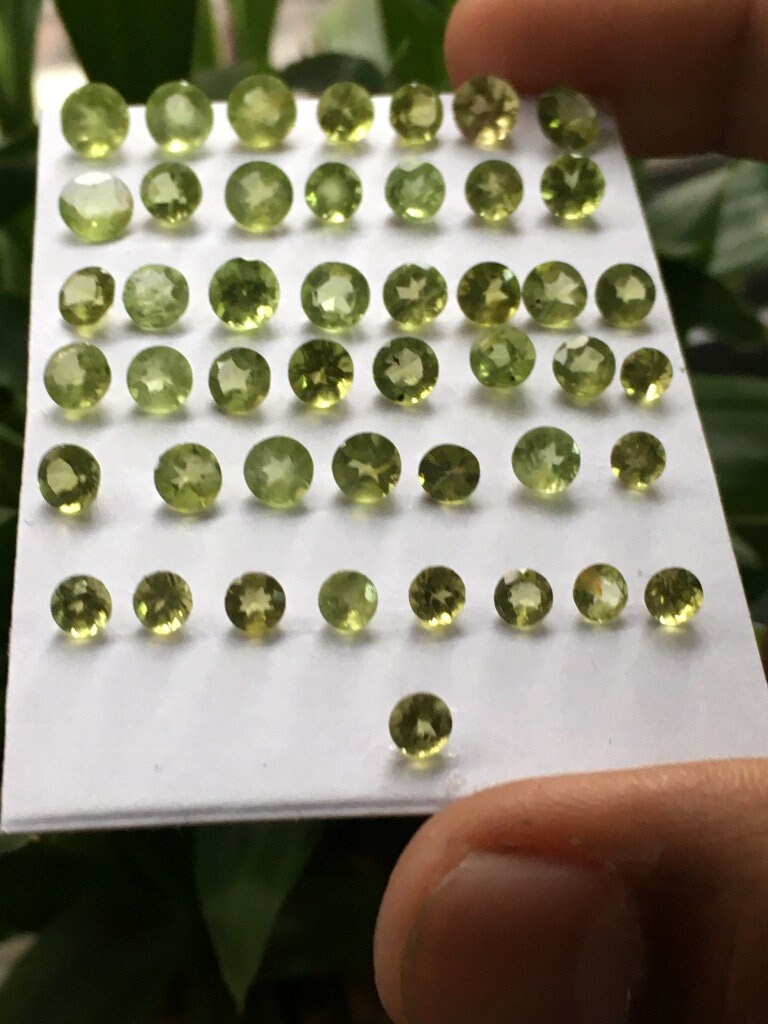 Dazzling peridot  round cut stone pcs 46 wt 24.70 cts size 4mm to 6mm natural peridot round cut jewelry supply