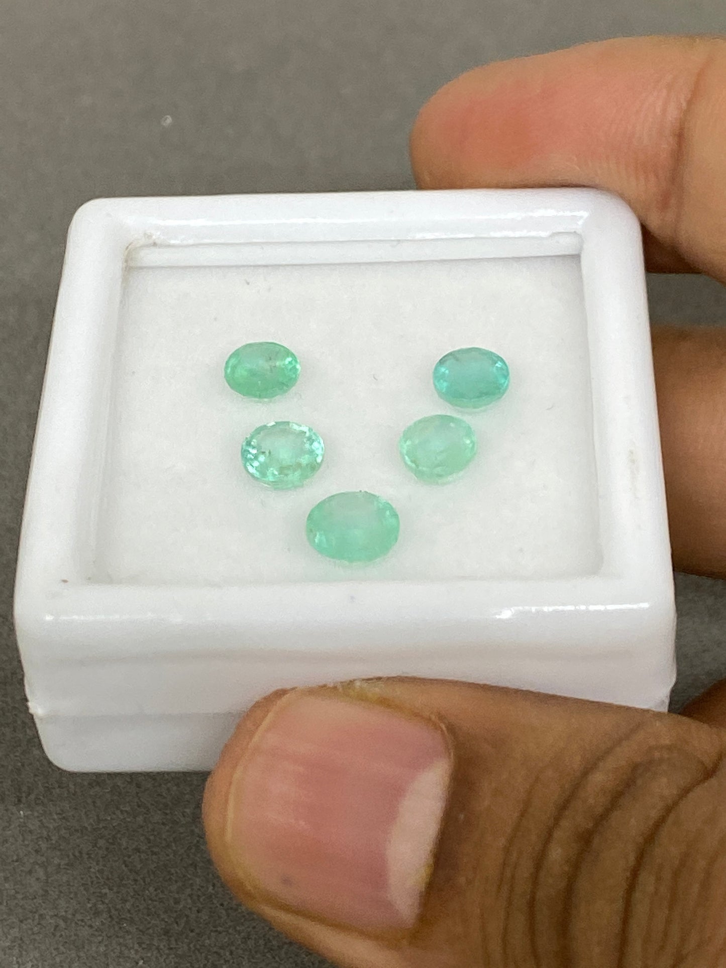 Natural Emerald round cutstones big size  weight 4.5 carats size 5.4-6.4mm natural emerald supplies gems