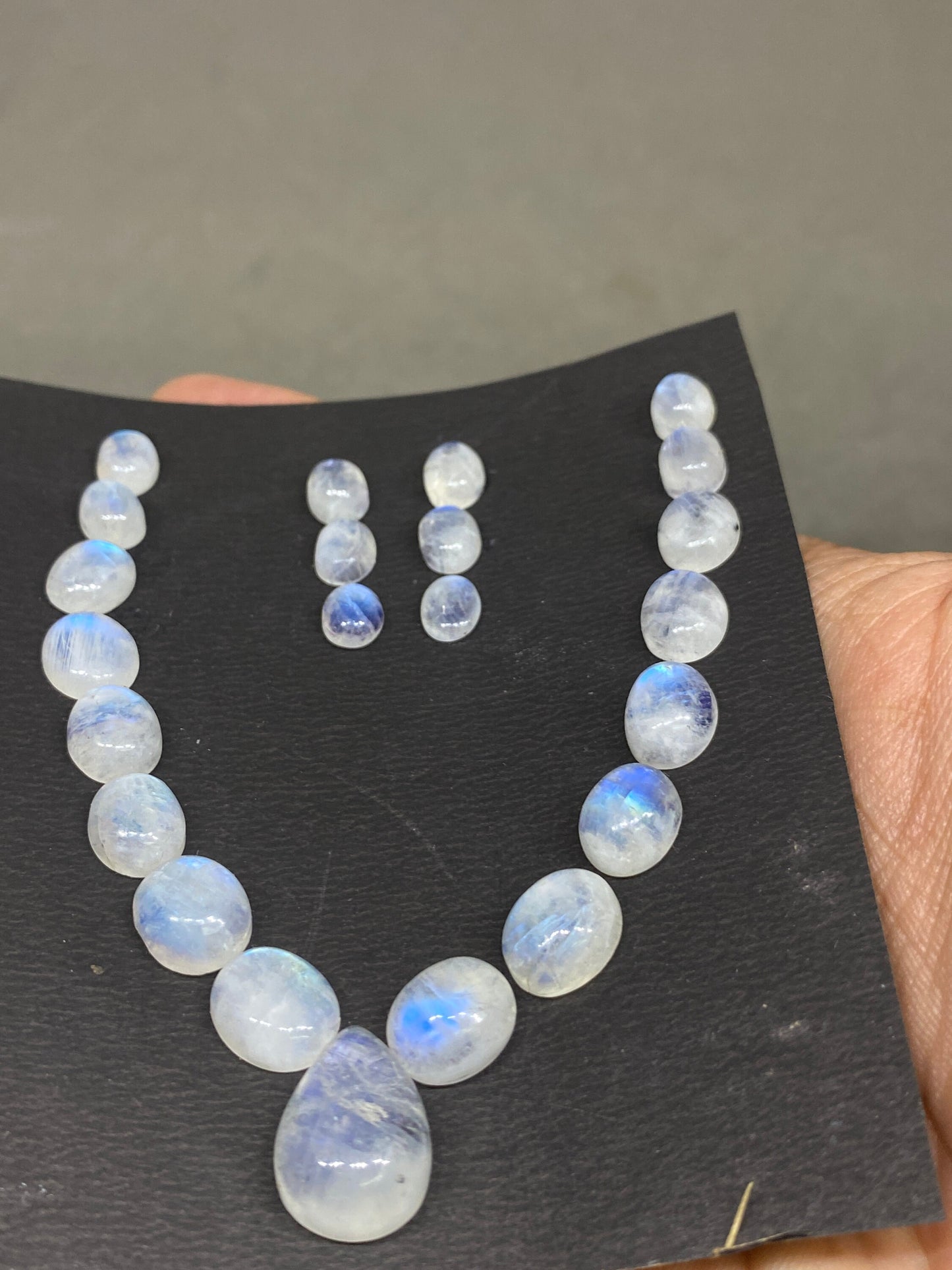 Stunning White rainbow moonstone oval cabochons  necklace lot pcs 23 wt 88 cts carats size 8x6mm-18x13mm(center) blue fire rainbow moonstone