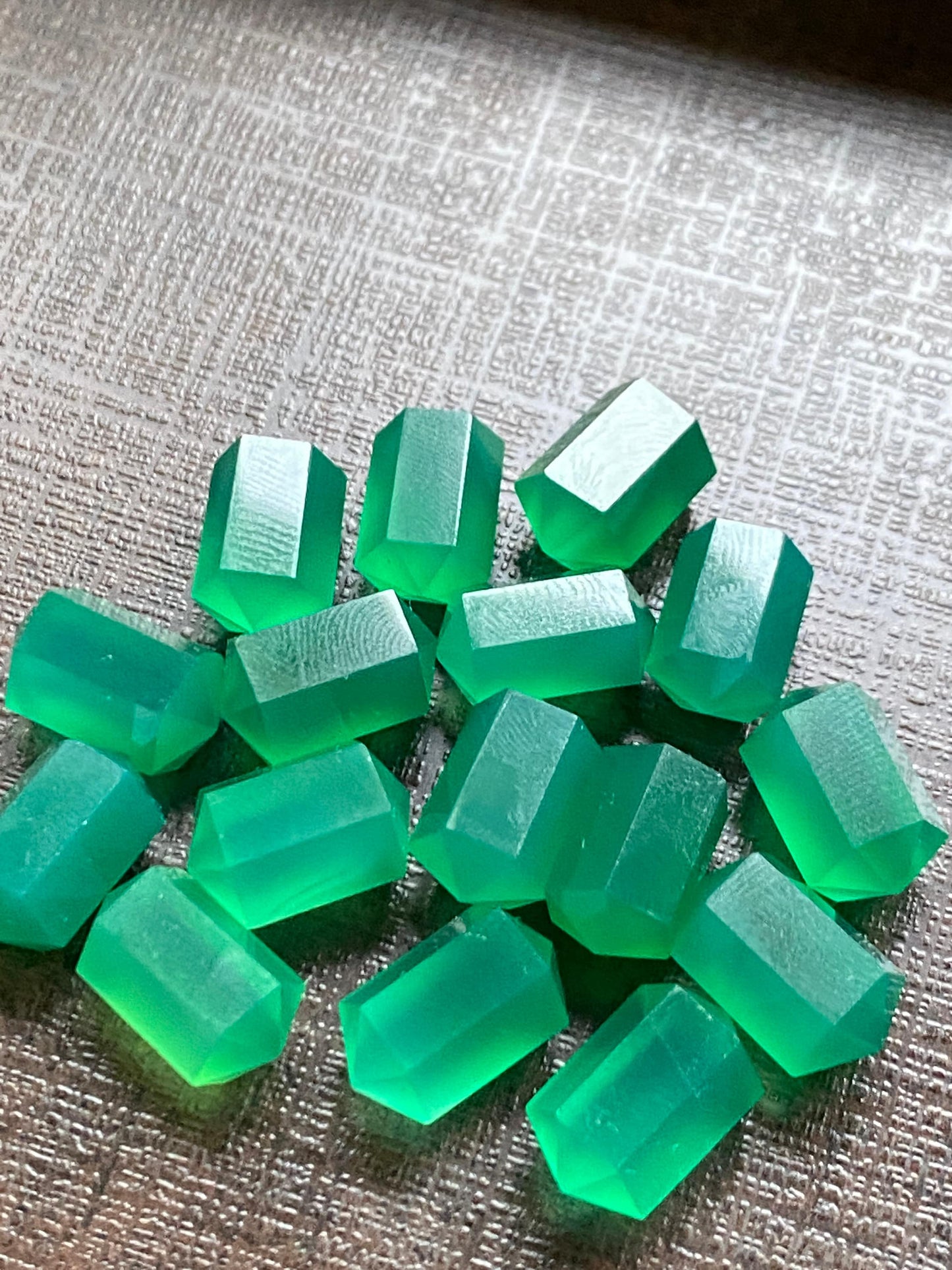 Eye catching green onyx faceted double terminated points fancy shape size 14x8mm rosecut green onyx fancy shape green onyx points