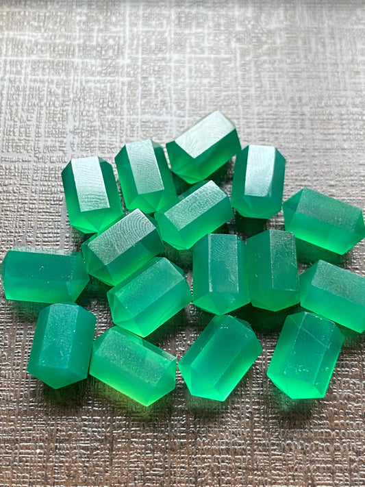 Eye catching green onyx faceted double terminated points fancy shape size 14x8mm rosecut green onyx fancy shape green onyx points