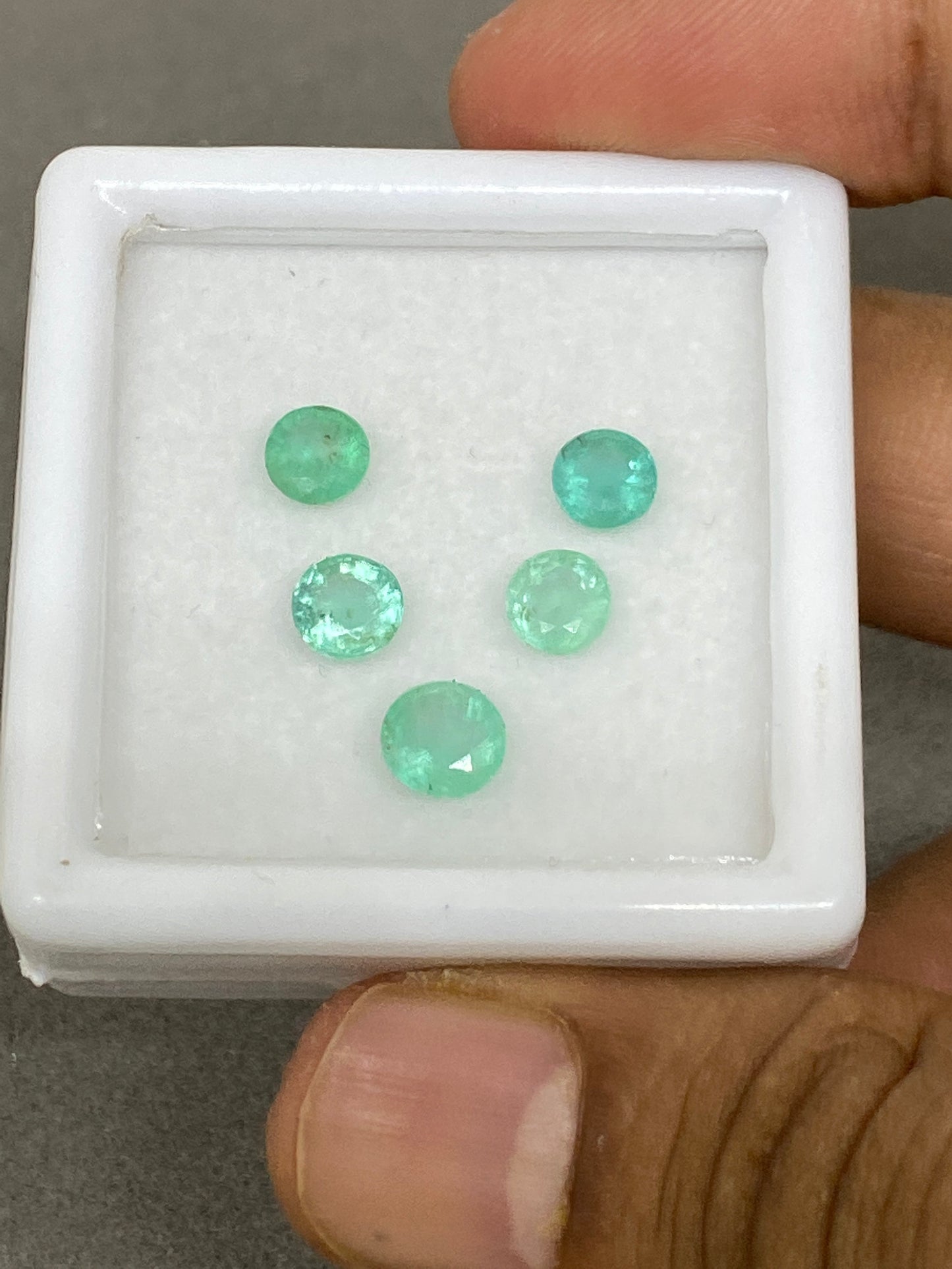 Natural Emerald round cutstones big size  weight 4.5 carats size 5.4-6.4mm natural emerald supplies gems