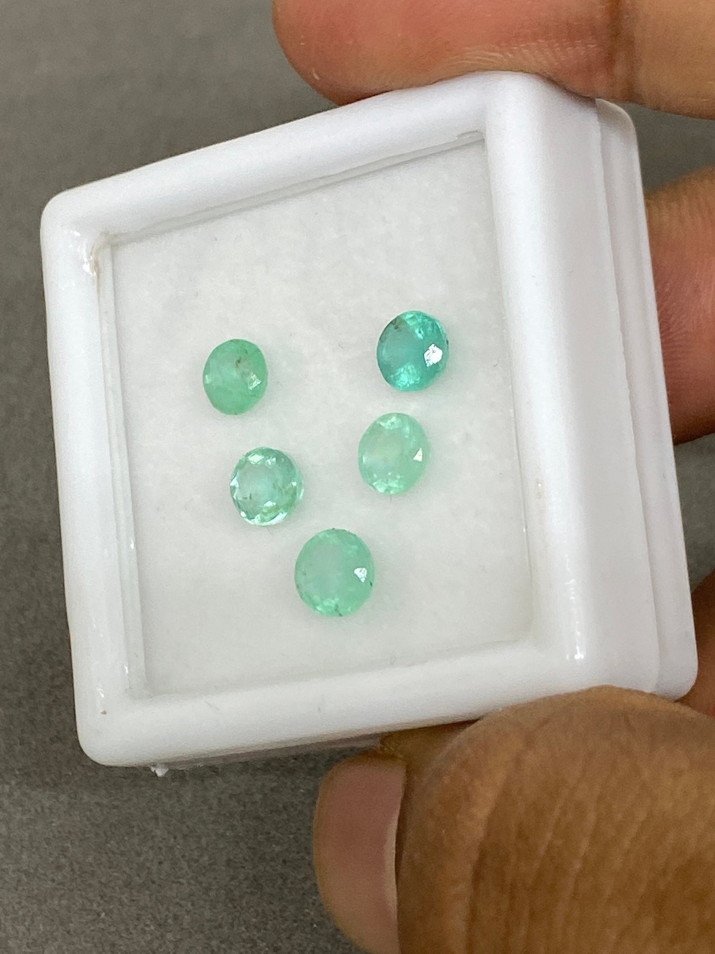 Natural Emerald round cutstones big size  weight 4.5 carats size 5.4-6.4mm natural emerald supplies gems