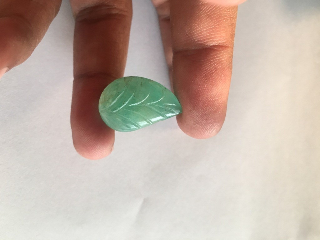 Natural Emerald Carving huge single piece rare 32 carats beautiful color and carving 24x16mm emerald pendant supply